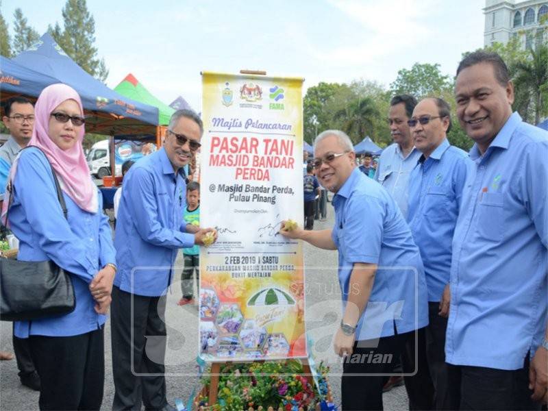 Ishak (kanan) dan Ahmad ketika melancarkan pasar tani dalam masjid di Masjid Bandar Perda semalam.