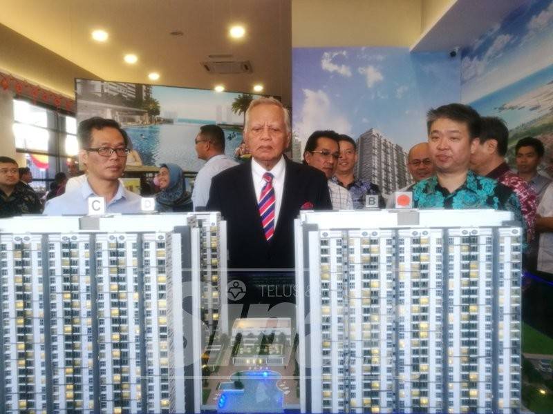 Chee Leong (kanan) dan Lau mengiringi Khalil melihat model Admiral Residences yang akan dibangunkan di kawasan Kota Laksamana. 