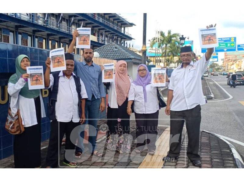 Wan Roslan (kanan) bersama ahli Persatuan Penjana Malaysia Pahang membuat laporan polis di Balai Polis Kuantan, petang semalam.