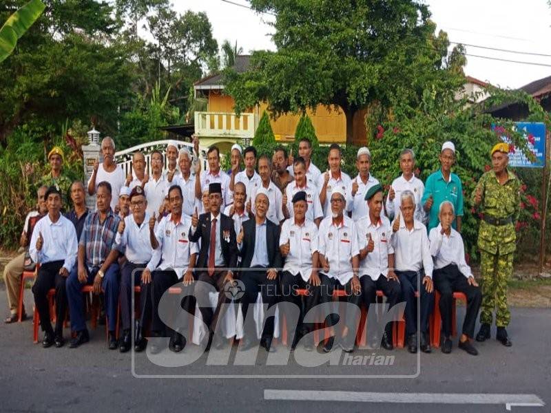 Yunus (lima kiri), Abd Nasir (tengah duduk) bersama veteran ATM.