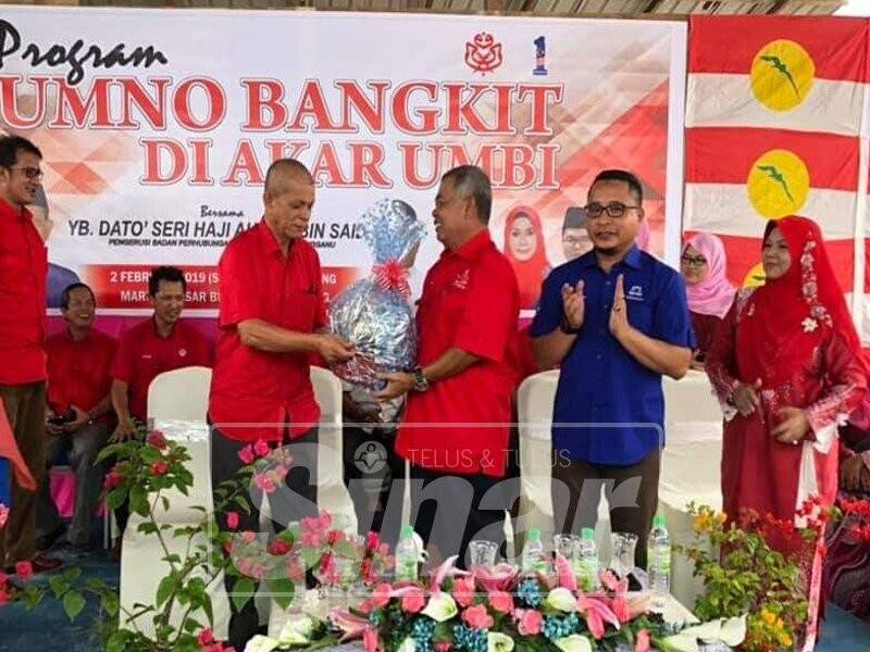 Ahmad (tiga, kanan) bersama kepimpinan Umno Marang di program Umno Bangkit di Akar Umbi.