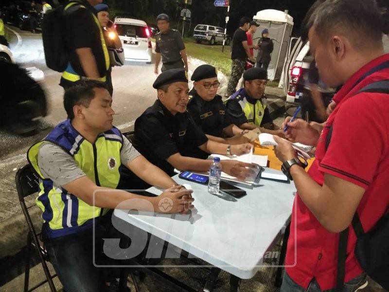 Razali (dua, kanan) di salah satu lokasi operasi dilaksanakan, semalam.