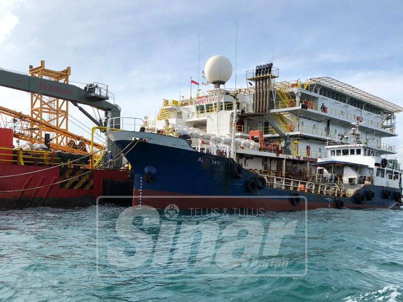 Dua buah kapal ditahan Maritim Zon Kemaman selepas dipercayai memindahkan minyak tanpa permit di perairan Pelabuhan Kemaman, semalam.