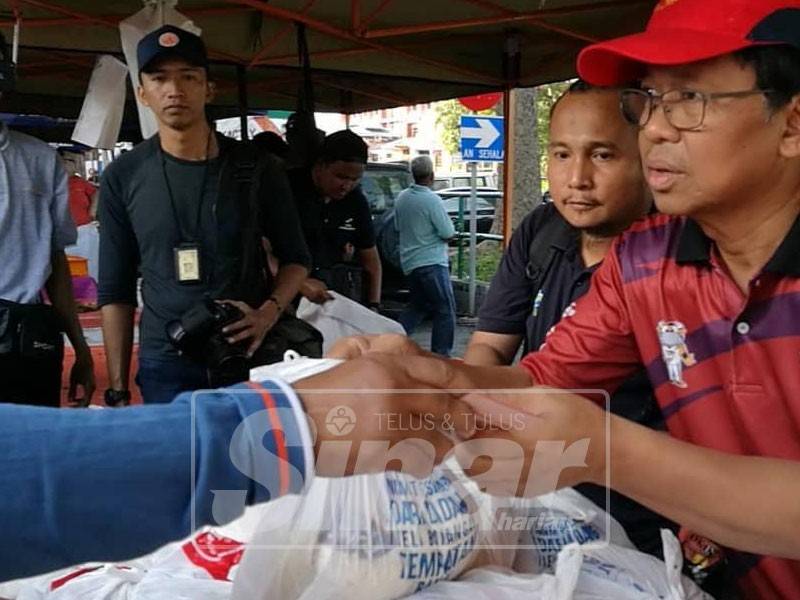 Asmuni turut sama menjual barangan keperluan sempena ‘happy hour’ di Pasar Tani Silibin.