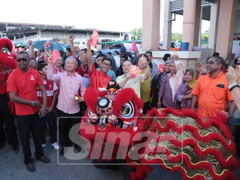 Ahmad Faizal bersama isteri mengedarkan limau dan ang pow kepada penduduk di kawasan Chemor sempena sambutan perayaan Tahun Baru Cina di sekitar Pasar Awam Chemor.
Attachments area
