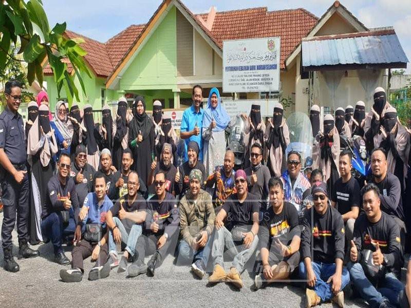 Mohd Zawawi dan Hazlina bergambar bersama ahli kelab Anita Bikers dan JKBC serta warga Darwa.