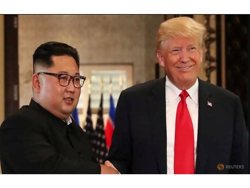 Jong-Un (kiri) dan Trump bersalaman ketika persidangan pertama di Singapura pada tahun lalu. - Foto Reuters