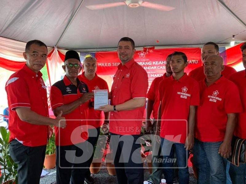 Marzuki menerima borang penyertaan keahlian Bersatu daripada penduduk Bandar Cassia.
