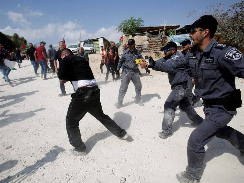 Polis Israel menggunakan kekerasan bagi menyuraikan penduduk kampung yang membantah tindakan Zionis merobohkan bangunan di timur Baitulmaqdis.