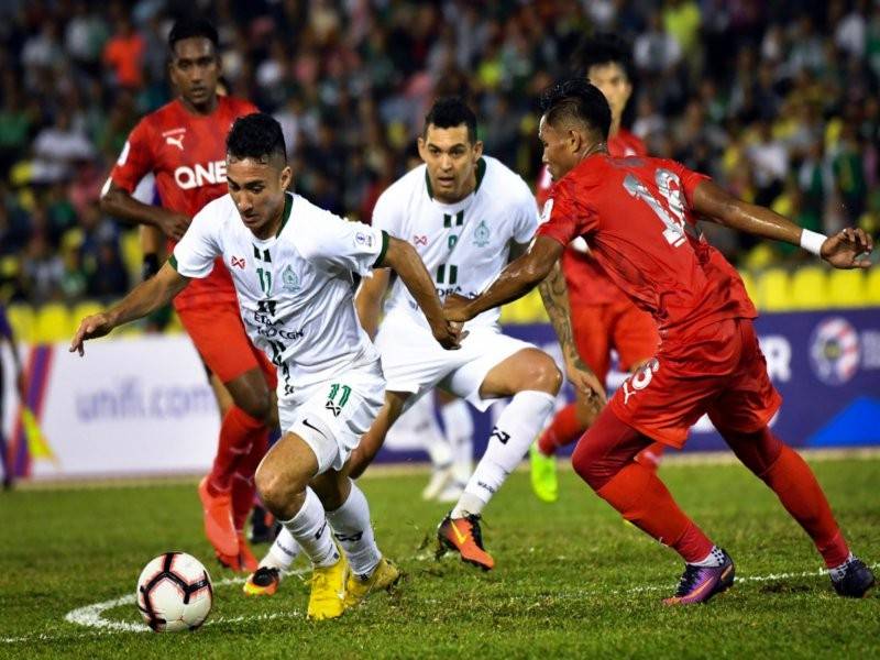 Pemain Melaka United Patrick Reichelt (kiri) cuba melepasi halangan pemain Petaling Jaya City Mohamad Zamri Pin Ramli (kanan) pada Perlawanan Liga Super di Stadium Hang Jebat. - Foto Bernama
