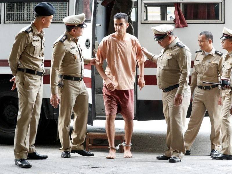 Hakeem al-Araibi tiba di Mahkamah Jenayah Bangkok hari ini bagi mendengar kes ekstradisinya. - Foto Reuters
