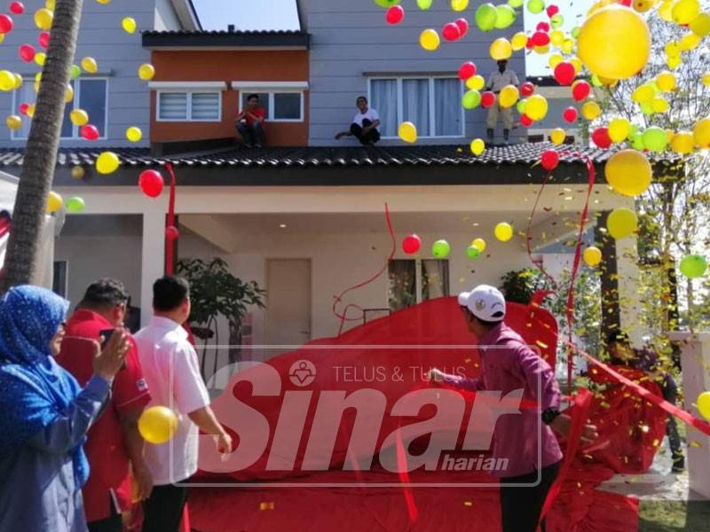 Ahmad Faizal (kanan) menyempurnakan gimik perasmian projek Pembangunan Bersepadu Lestari IUS @Seri Iskandar, hari ini.