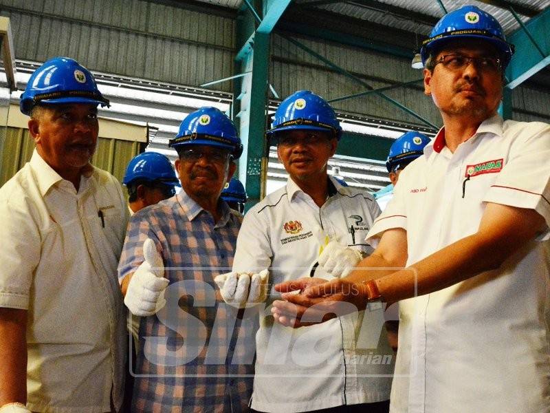 Mazlan (dua, kanan) bersama Amiruddin (kiri) dan Phahrolrazi (dua, kiri) ketika meninjau kilang Malaysian NPK Fertilizer Sdn Bhd.