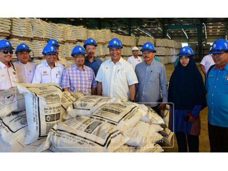 Amiruddin (empat, kanan) bersama Phahrolrazi (empat, kiri) ketika melawat kilang Malaysian NPK Fertilizer di Gurun.