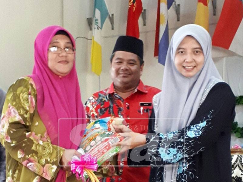 Armila (kanan) ketika hadir merasmikan Mesyuarat Agung Persatuan Ibu Bapa dan Guru (PIBG) Sekolah Menengah Kebangsaan (SMK) Durian Mas, Dungun.