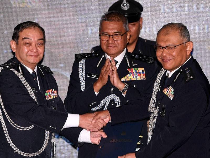 Ketua Polis Negara Tan Sri Mohamad Fuzi Harun (tengah) menyaksikan penyerahan dokumen antara Datuk Mazlan Mansor (kiri) dengan Penyandang Ketua Polis Selangor Datuk Noor Azam Jamaludin pada Majlis Serah Terima Tugas Ketua Polis Selangor di Ibu Pejabat Polis Kontinjen (IPK) Selangor hari ini. Foto: Bernama