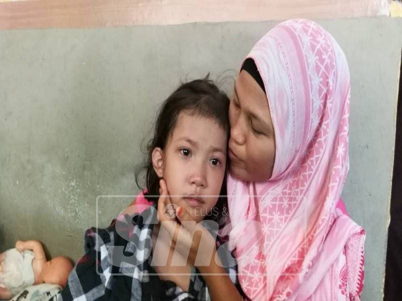 Noor Syakirah mencium Najwa yang menghidap penyakit jantung terbalik sejak lahir.