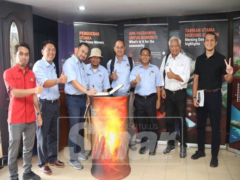 Prof Edy (dua, kiri) bersama barisan pakar Jawatankuasa Pelaksana Geopark Kebangsaan.
