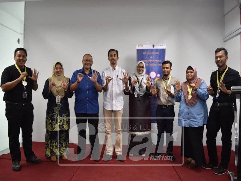 Pemenang pingat emas bergambar kenangan bersama pengurusan KKS.
