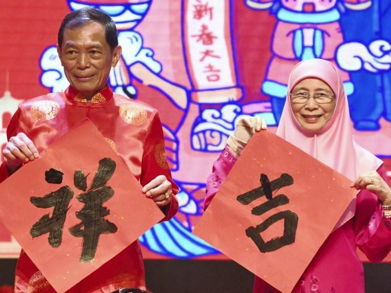 Timbalan Perdana Menteri Datuk Seri Dr Wan Azizah Wan Ismail menunjukkan kaligrafi cina semasa hadir pada sambutan Tahun Baharu Cina anjuran Dewan Perhimpunan Cina Kuala Lumpur dan Selangor (KLSCAH) hari ini.Foto: Bernama