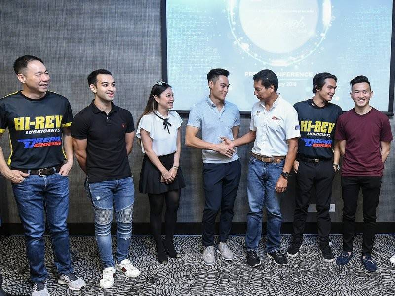 Ketua Pegawai Eksekutif Litar Antarabangsa Sepang (SIC) Datuk Razlan Razali (tengah) beramah mesra bersama finalis-finalis yang bertanding dalam Anugerah Persatuan Sukan Permotoran Malaysia SIC 2018 semalam. Foto: Bernama