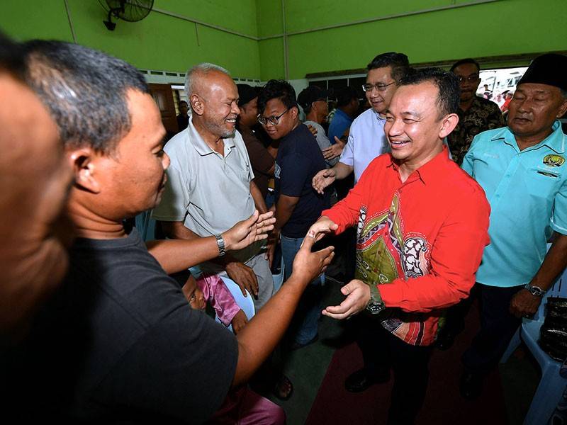 Menteri Pendidikan Dr Maszlee Malik (dua, kanan) bersalaman dengan penduduk kampung ketika menghadiri Majlis Sirih Pulang ke Gagang di Dewan Raya Kampung Skudai Kiri hari ini. - Foto Bernama