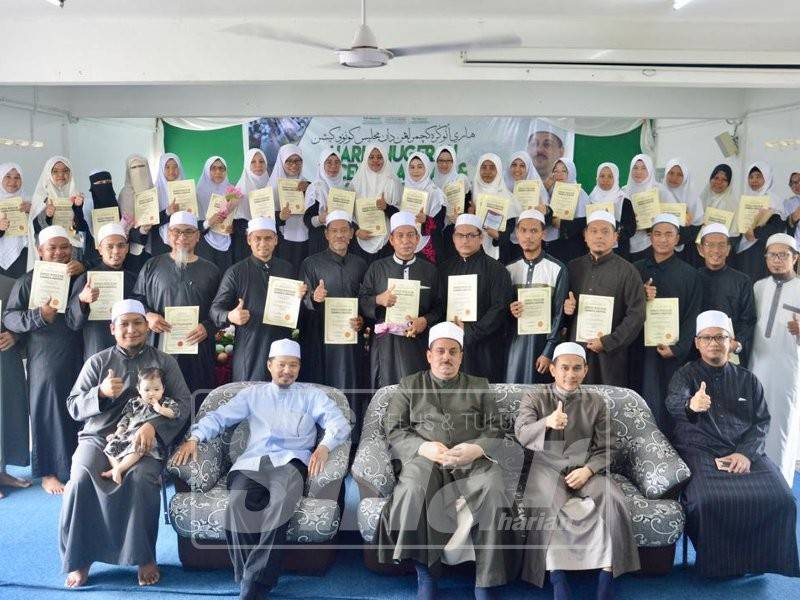 Syeikh Muhammad Abd Nabi (tengah) bersama pengurusan MTIS dan graduan Pensijilan al-Quran yang diraikan.