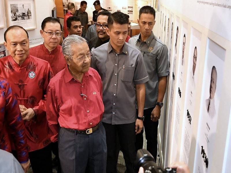 Perdana Menteri Tun Dr Mahathir Mohamad melihat pameran ketika hadir pada majlis Rumah Terbuka Tahun Baru Cina anjuran Dewan Perniagaan dan Perindustrian Kebangsaan Malaysia (NCCIM) di Wisma Chinese Chamber hari ini.
Turut hadir Menteri Kewangan Lim Guan Eng.- Foto Bernama 