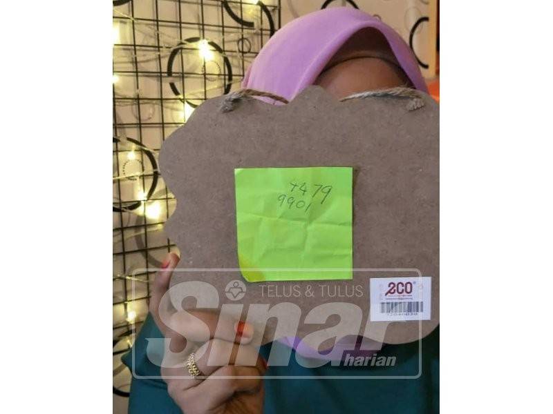 Ida menunjukkan kepingan kertas bertulis nombor yang diberi geng pukau terbabit.