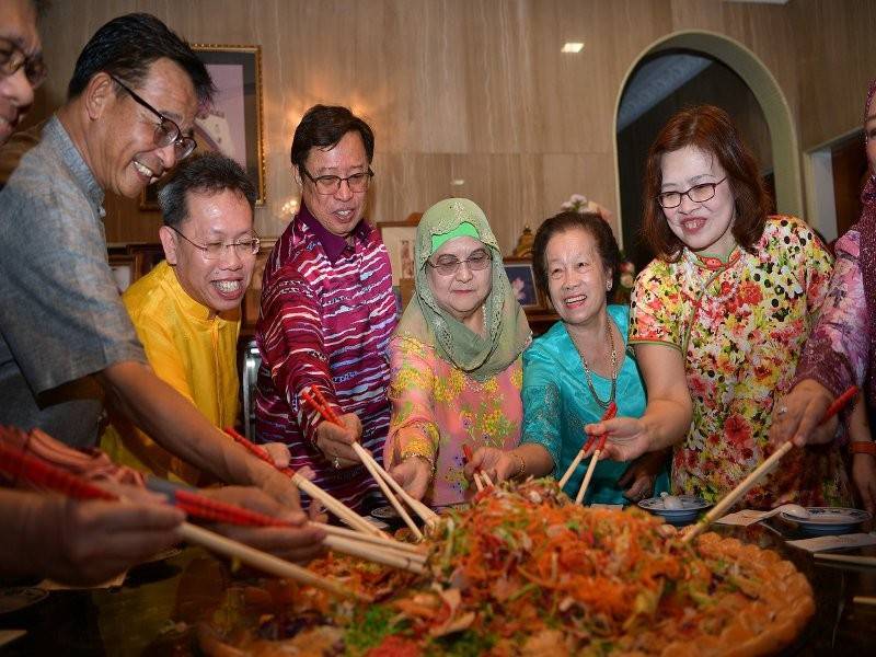 Ketua Menteri Sarawak, Datuk Patinggi Abang Johari Tun Openg (tiga, kiri) dan isteri Datin Patinggi Juma'ani Tuanku Bujang (empat, kiri) menggaul Yee Sang ketika mengunjungi Rumah Terbuka Presiden Parti Bersatu Sarawak (SUPP) Datuk Dr Sim Kui Hian (dua,kiri) sempena Tahun Baharu Cina hari ini. Foto Bernama