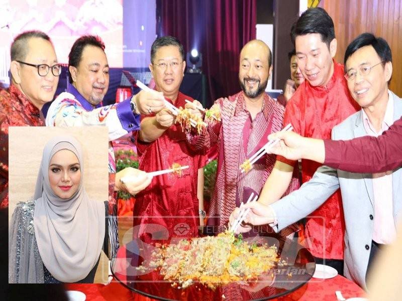 Mukhriz (tiga, kanan) menggaul Yee Sang bersama tetamu kenamaan.