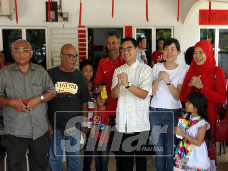 Chean Chung mengucapkan Gong Xi Fa Cai kepada tetamu yang hadir ke rumahnya yang terdiri daripada pelbagai bangsa dan agama pada Rumah Terbuka sempena Tahun Baharu Cina di rumahnya di sini, hari ini.
