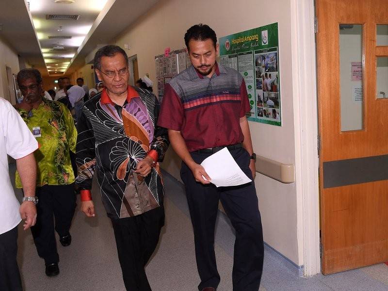 Menteri Kesihatan Datuk Seri Dr Dzulkefly Ahmad (dua, kanan) ketika membuat kunjungan sempena Tahun Baru Cina di Hospital Ampang hari ini. Foto: Bernama