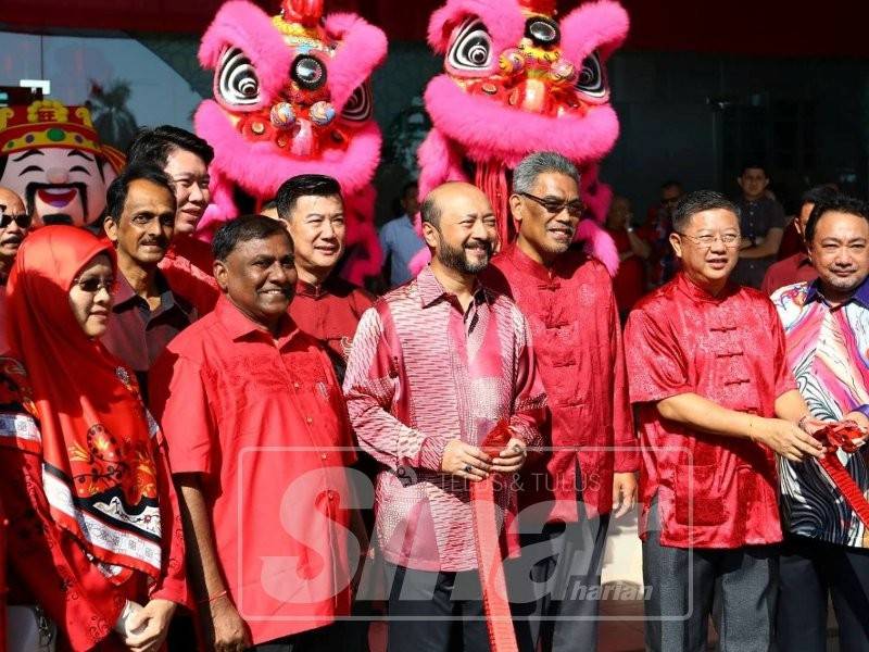 Mukhriz (tiga, kiri) dan Kok Yew (dua, kanan) ketika menyaksikan acara membakar mercun.