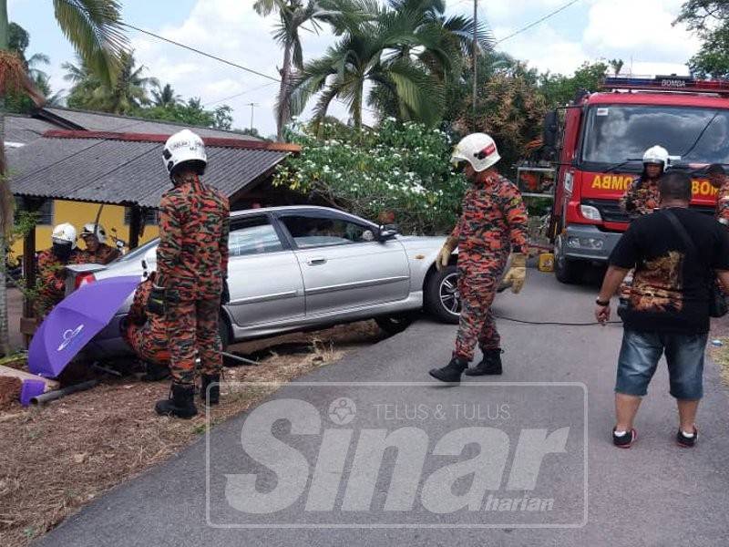 Mangsa maut selepas terpesok di bawah kereta spectra dalam kejadian di Solok Air Manggis, Kampung Rembia di sini, tadi.