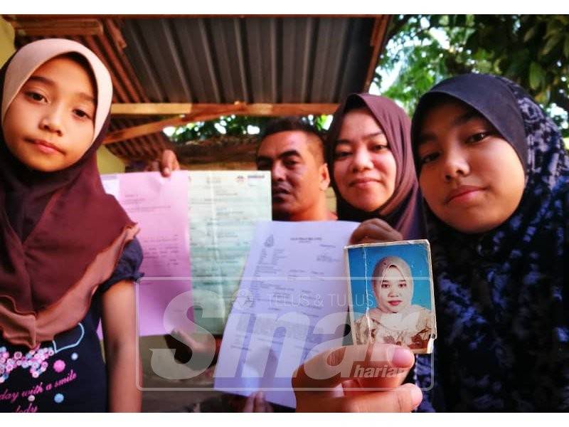 Dua beradik ini tinggal bersama ibu dan bapa saudara sejak ibu menghilangkan diri.