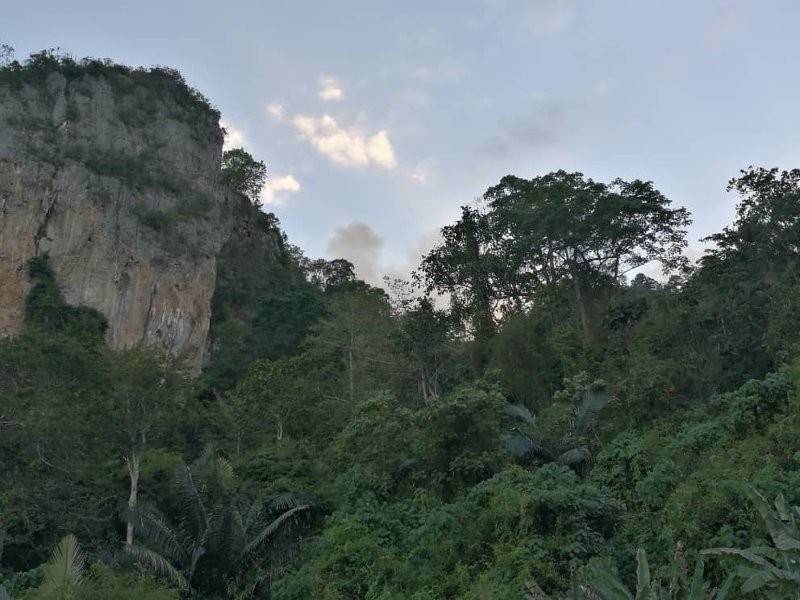 Asap di bahagian Gunung Baling kelihatan daripada bawah