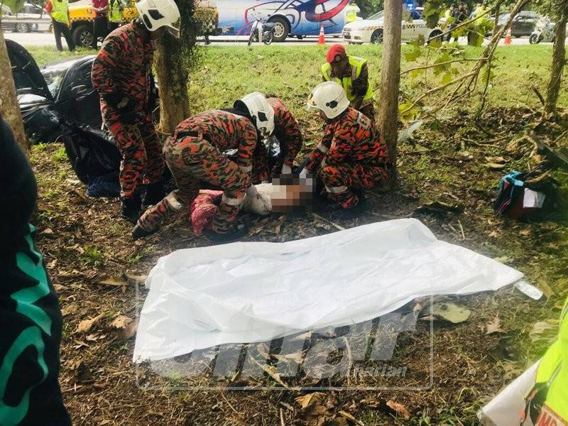 Anggota bomba membantu megeluarkan mangsa.
