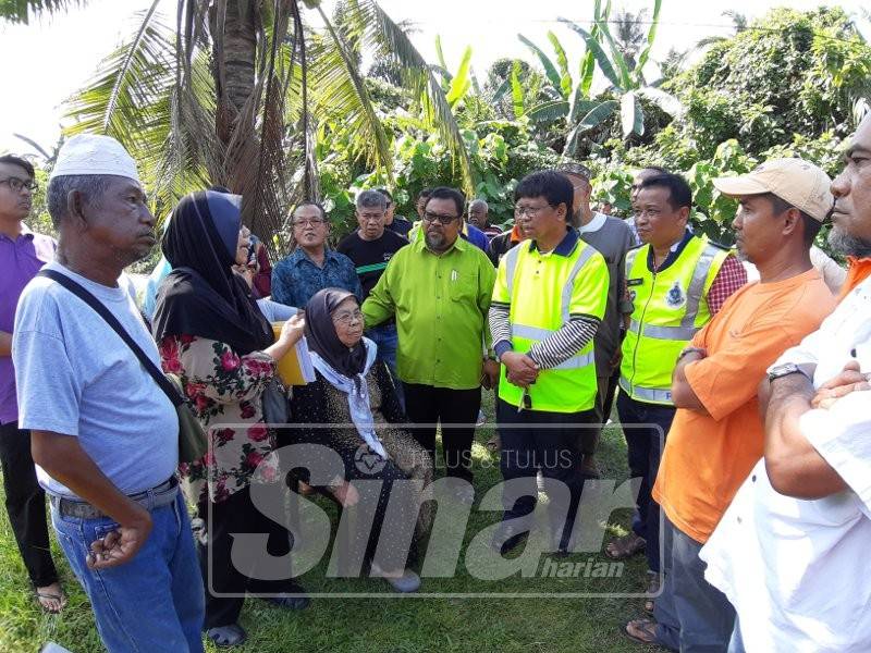 Kedua-dua pihak berbincang pada pertemuan di tapak projek.