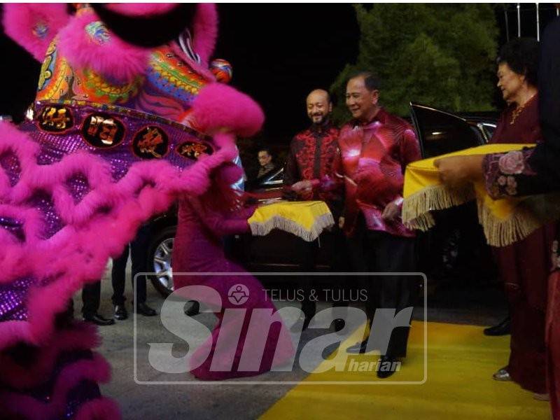 Lelaki Tumbuk Polis Conteng Tembok Istana Maut Kemalangan