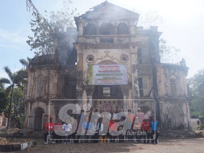 Sebahagian peserta terlibat dalam aktiviti gotong-royong Istana Sepahchendra.
