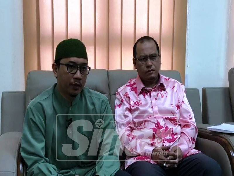 Muhammad Khalil (kiri) dan Amzad sewaktu sidang media yang diadakan di Pejabat Pusat Khidmat Parlimen Kuala Terengganu, di sini.
