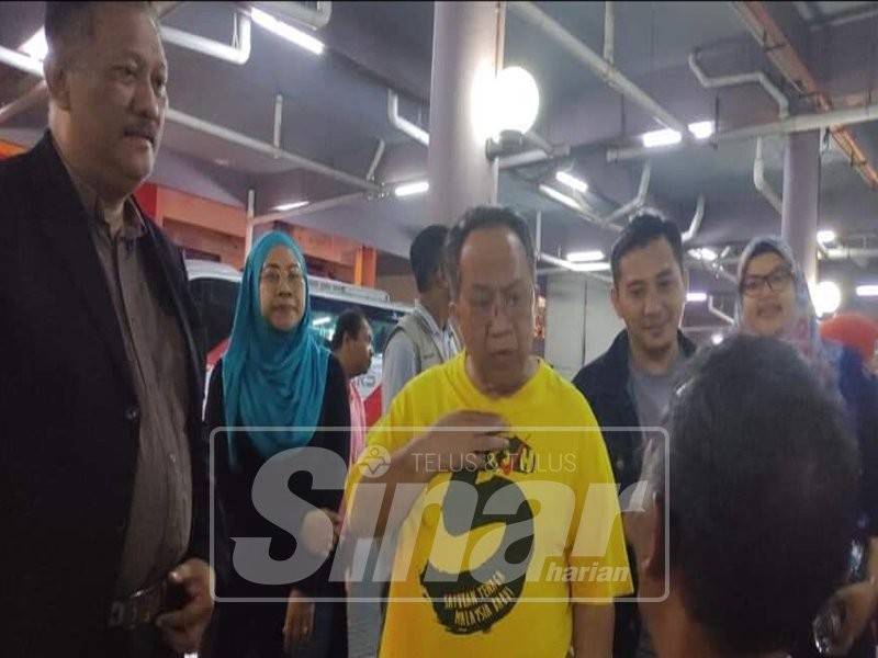 Mohd Said (tengah) bertanya sesuatu kepada gelandangan yang ditemui.