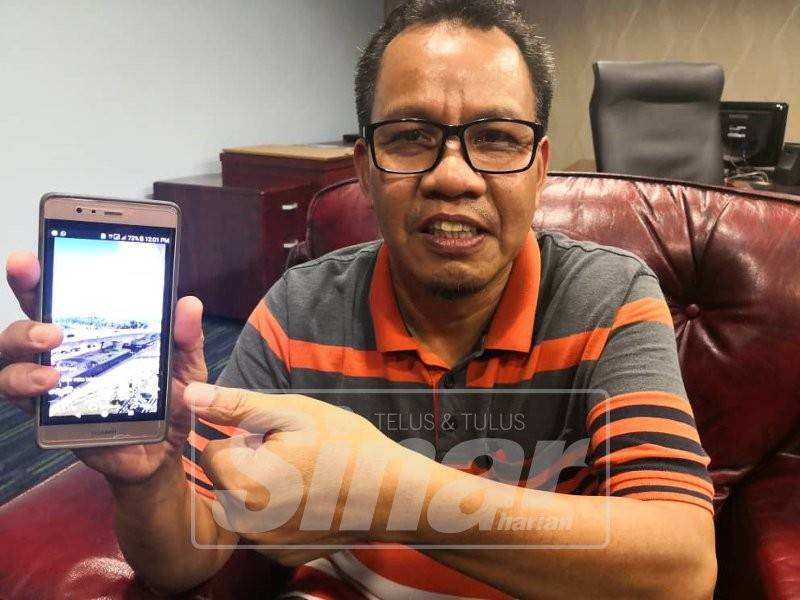 Mohd Sofi menunjukkan gambar jejantas baharu yang dibuka kepada pengguna di persimpangan MITC sejak beberapa hari lalu.