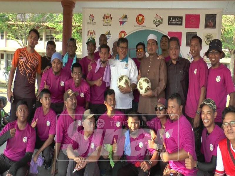 Johari (tengah) turut hadir memeriahkan Pertandingan Bola Sepak anjuran Komuniti Masyarakat Tikam Batu di Padang Sekolah Menengah Kebangsaan Pekula Jaya, Tikam Batu, hari ini.