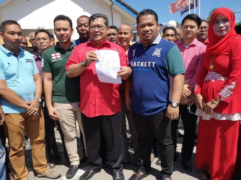 Mohd Zulkifli (tengah) bersama pimpinan PH Bachok selepas membuat laporan polis pagi tadi.