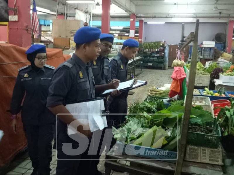 KPDNHEP Selangor menjalankan pemeriksaan mengejut di Pasar Awam Sri Muda.