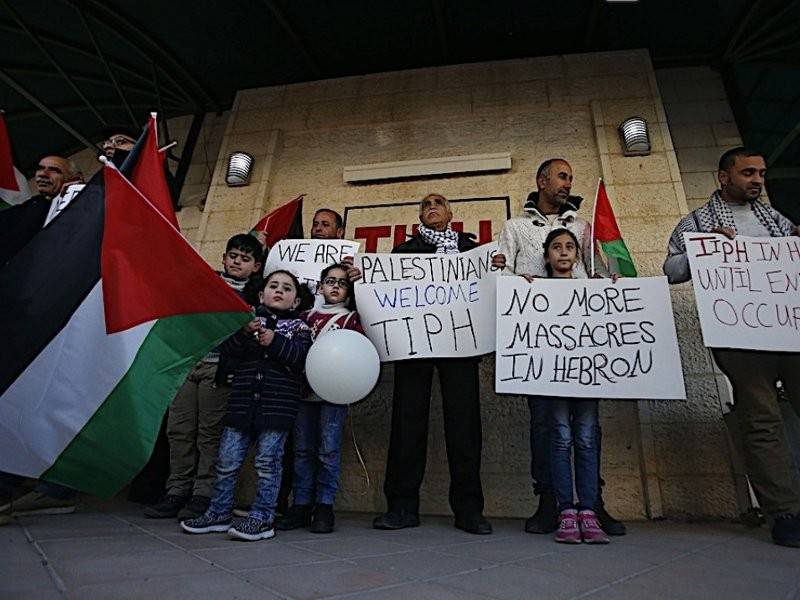 Penduduk Palestin mengecam keputusan Perdana Menteri Israel, Benjamin Netanyahu pada awal minggu lalu untuk tidak memperbaharui mandat pemerhati awam antarabangsa sementara Hebron (TIPH) di Hebron. -AFP