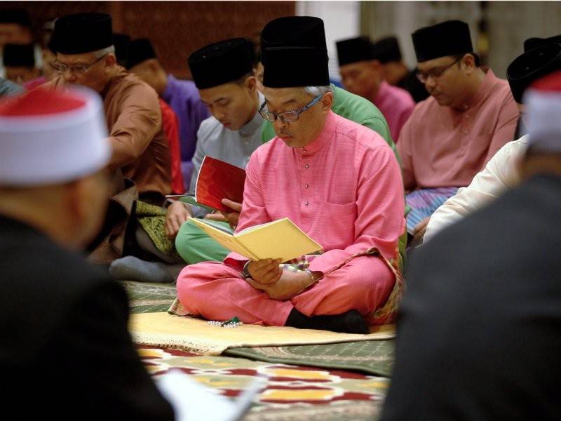 Yang di-Pertuan Agong Al-Sultan Abdullah Ri'ayatuddin Al-Mustafa Billah Shah (tengah) berkenan menghadiri majlis bacaan Yasin dan tahlil di Istana Negara malam ini. - Foto Bernama