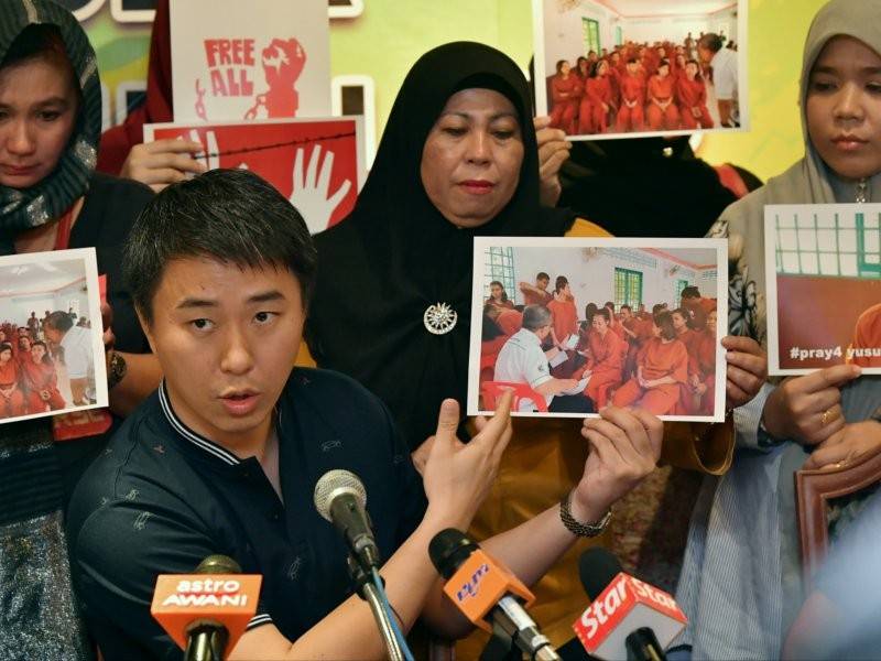 Anggota Parlimen Julau, Larry Sng Wei Shien menunjukkan sebahagian gambar mengenai nasib 47 rakyat Malaysia yang ditahan di Kemboja tanpa bicara dan tidak dimaklum kepada pihak Kedutaan Malaysia, ketika sidang media hari ini. - Foto Bernama